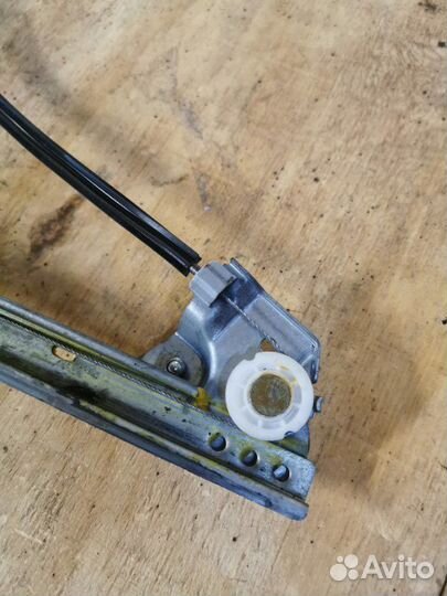 Стеклоподъемник задний правый Peugeot 307