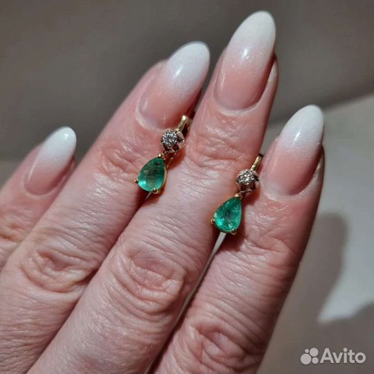 Золотые серьги с бриллиантами и изумрудами