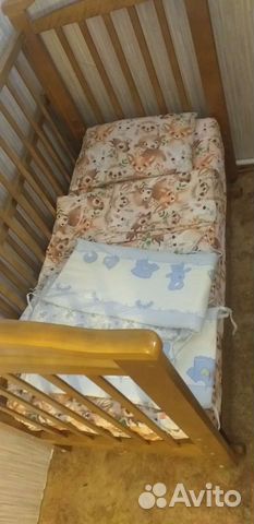 Детская кроватка с маятником