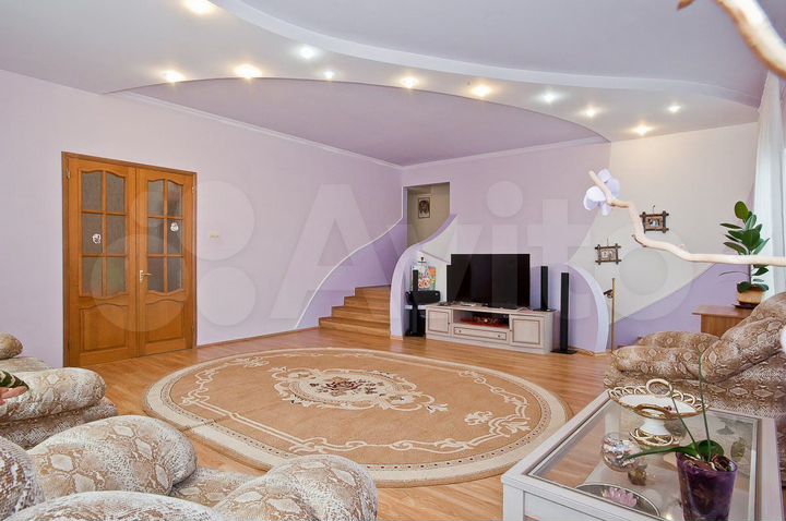 Дом 417 м² на участке 6,5 сот.