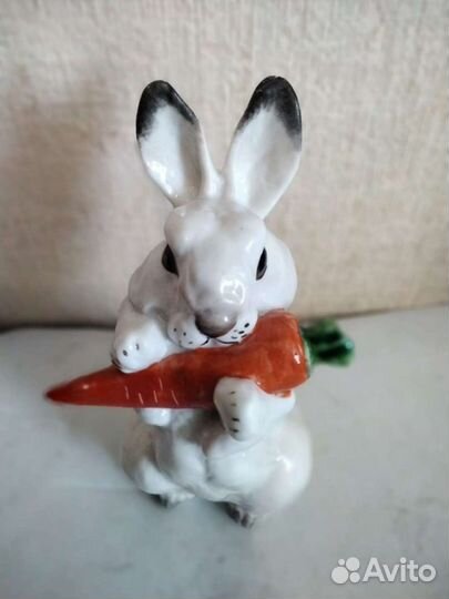 Статуэтки «Заяц с морковкой» 