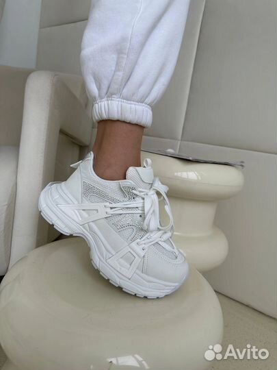 Кроссовки женские