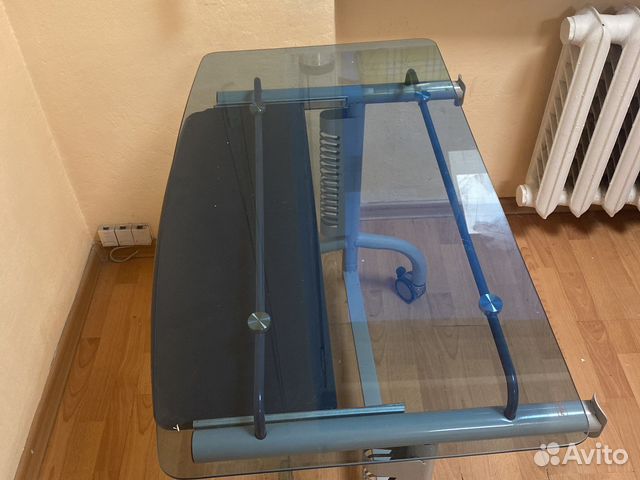 Стол для компьютера стеклянный