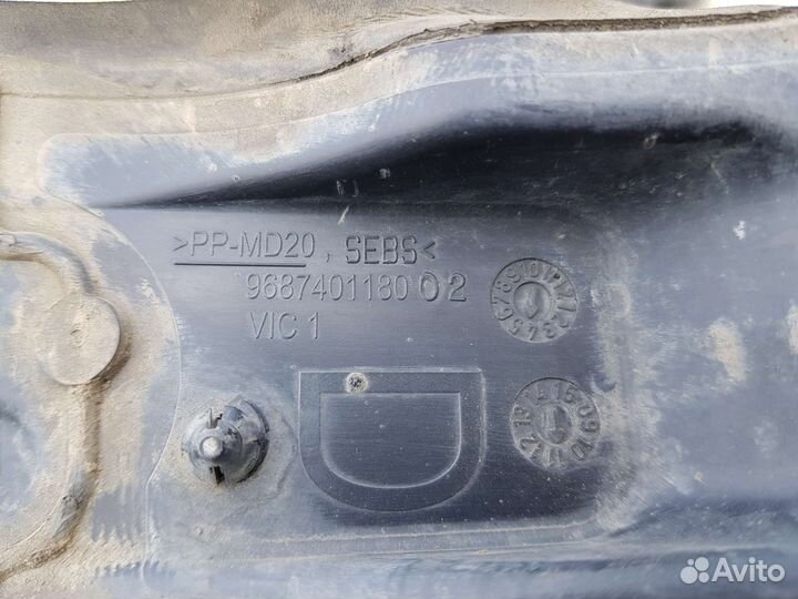 Пыльник переднего крыла правый Citroen C4 B7