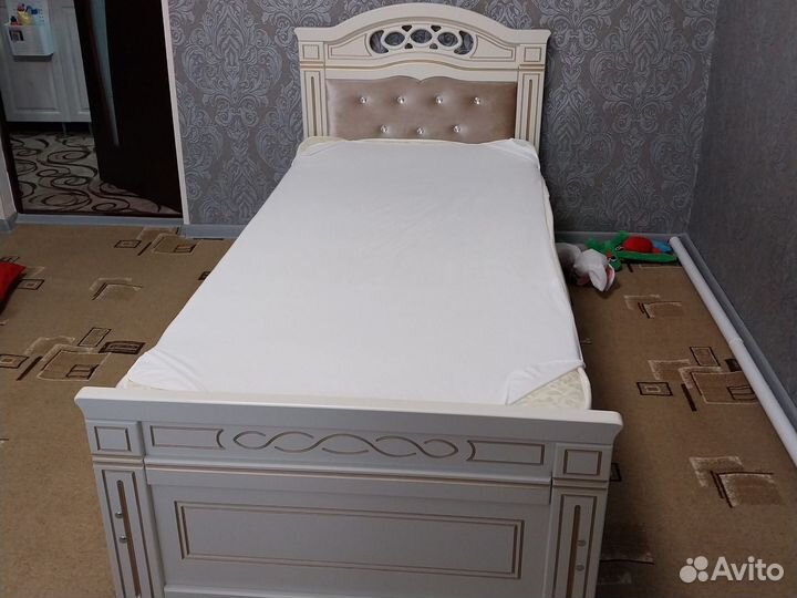 Кровать односпальная с матрасом новая