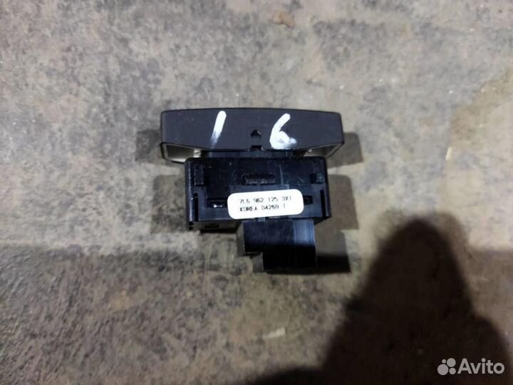 Кнопка центрального замка Volkswagen Touareg