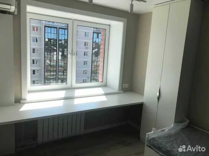 Письменный стол у окна