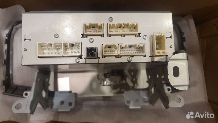 Штатное головное устройство на Toyota Venza 2013