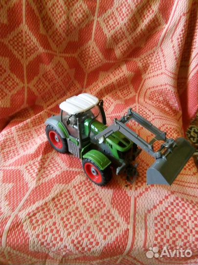 Трактор с ковшом игрушка