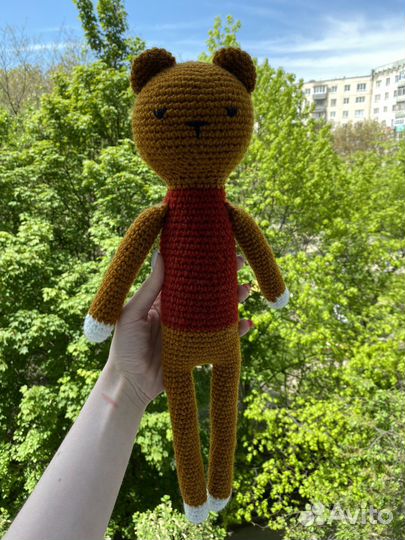 Вязаный длинный медведь в жилете