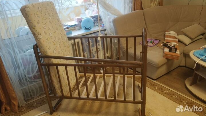 Детская кроватка с маятником