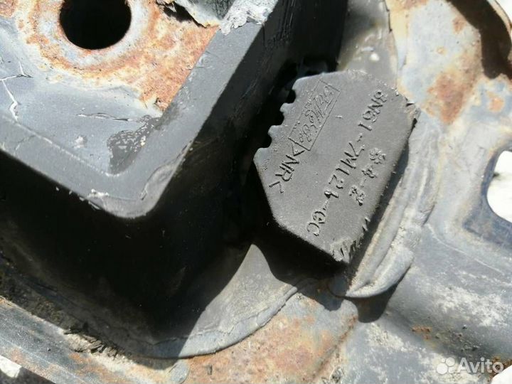 Подушка крепления двигателя левая Mazda 3 BK