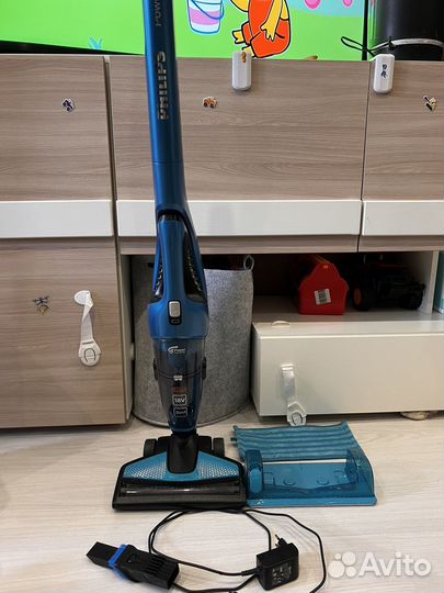 Пылесос вертикальный моющий Philips PowerPro Aqua