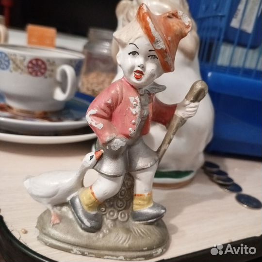 Статуэтка мальчик с гусем