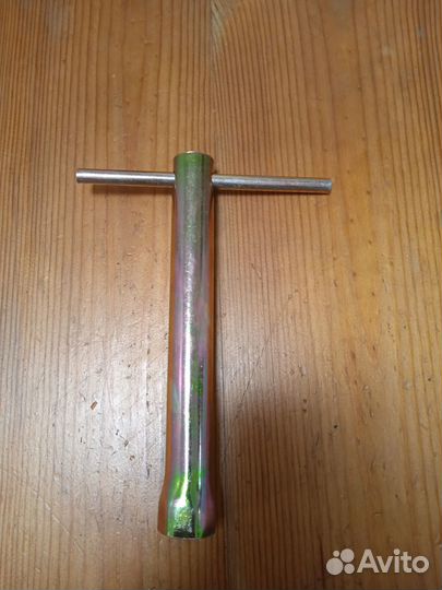 Ручка, свечной ключ на 21