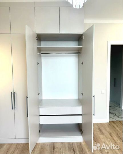 Встроенный распашной шкаф