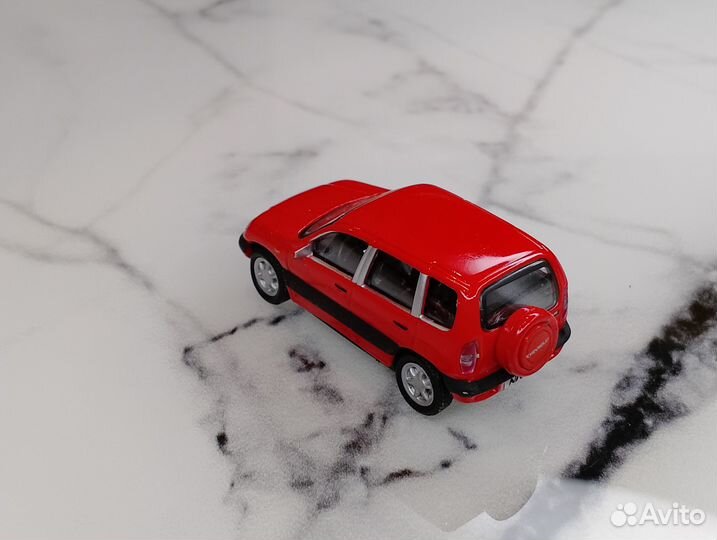 Chevrolet Niva (2002-2009), красная