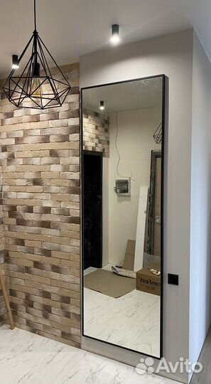 Зеркало в металлической раме