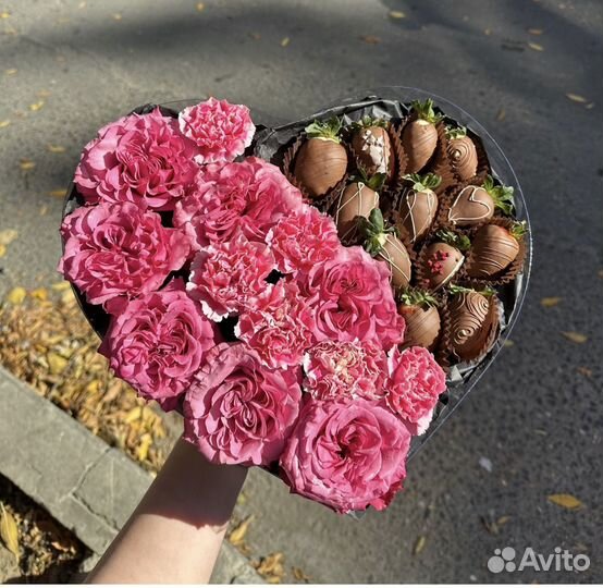 Живая роза в колбе