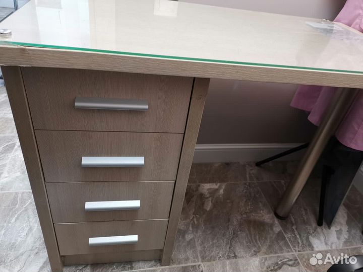 Маникюрный стол