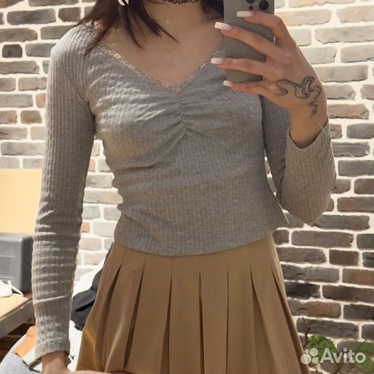 Кофта серая с вырезом