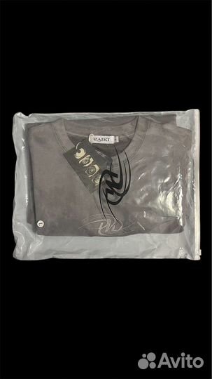 Футболка Paiki на руках