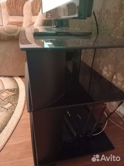 Стеклянная тумба под тв