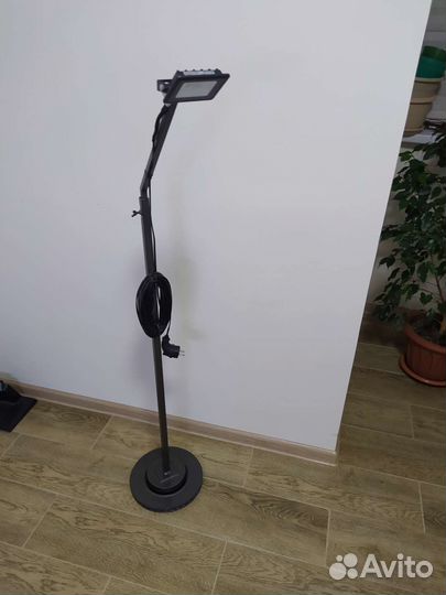 Стойка с прожектором