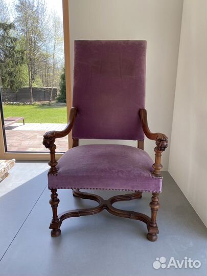Старинное антикварное кресло
