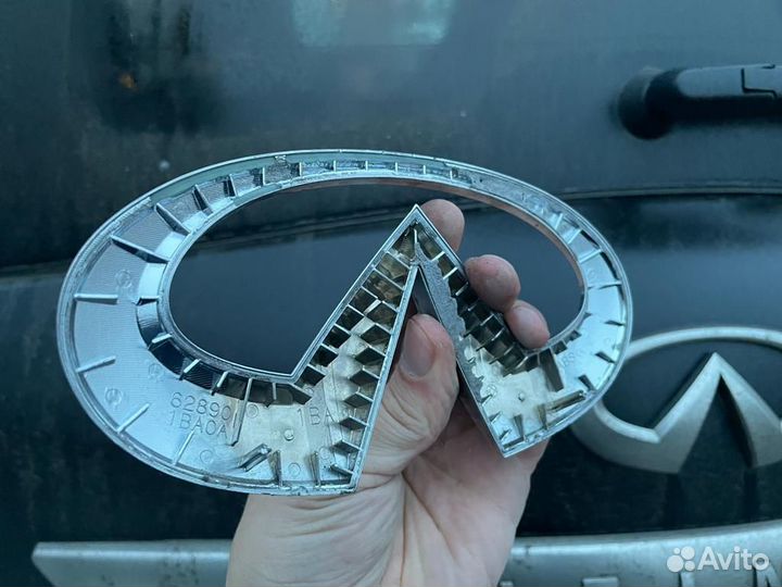 Эмблема в решетку радиатора Infiniti ex35