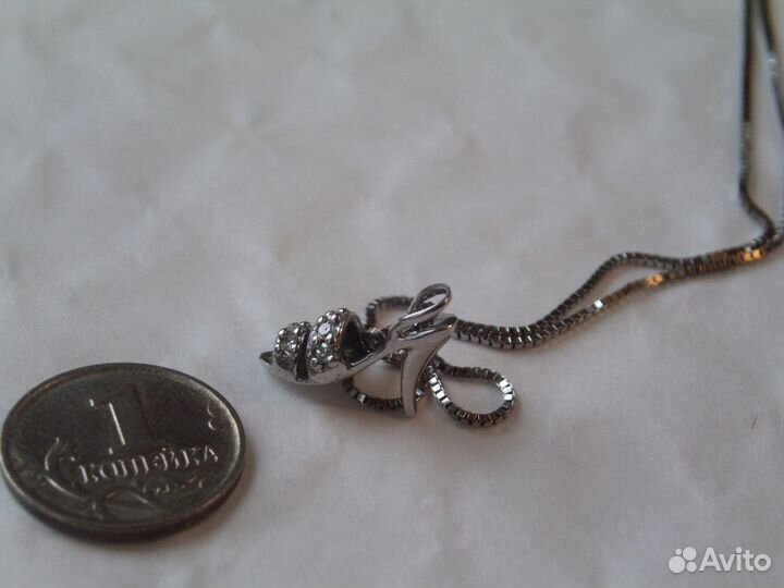 Кулон из белого золота с бриллиантами. Япония