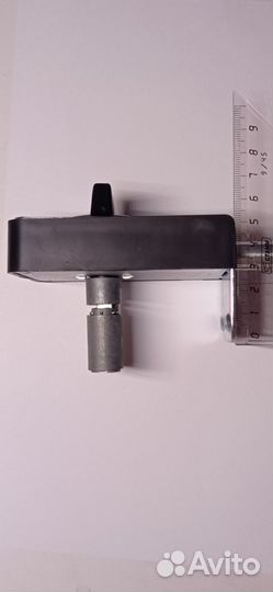 Замок дверной накладной