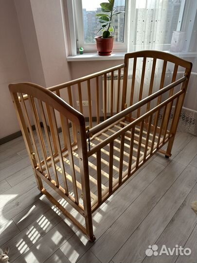 Детская кроватка с поперечным маятником