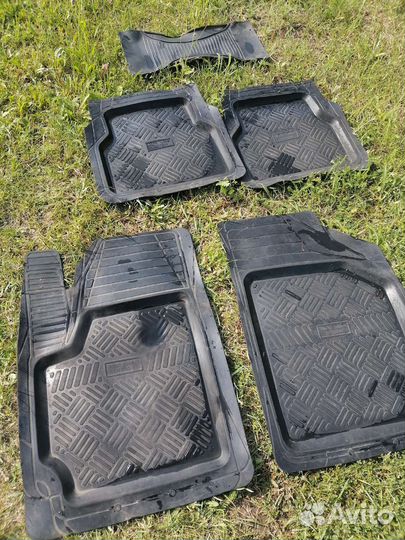 Автомобильные коврики резиновые универсальные