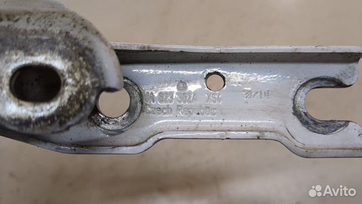 Петля капота правая Skoda Rapid