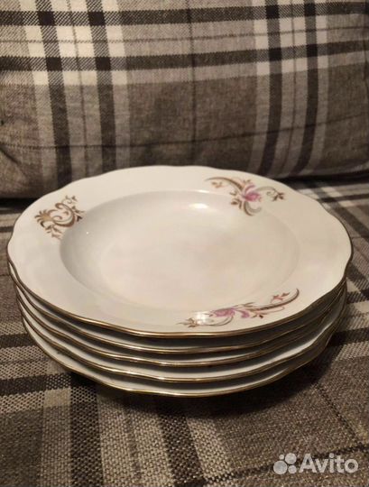 Новые глубокие тарелки из фарфора