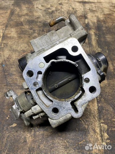 Дроссельная заслонка Mazda Familia B6