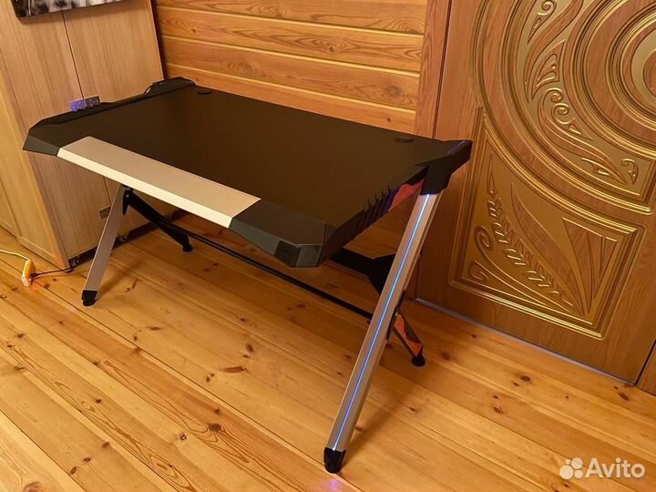Компьютерный геймерский новый стол подсветка