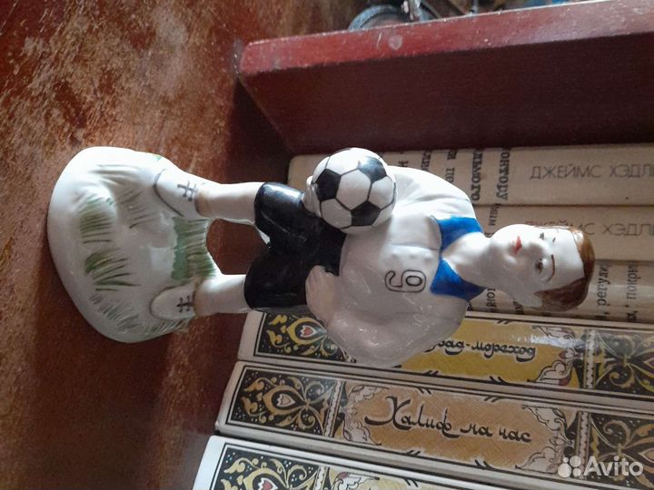 Статуэтка футболиста
