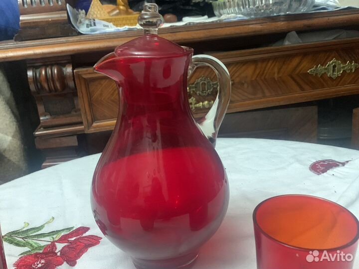Графин из красного стекла с стаканчиками