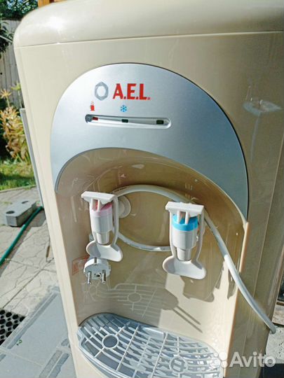 Кулер для воды напольный