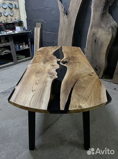 Стол из эпоксидной смолы и слэба