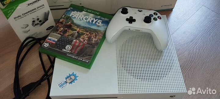 Xbox One s с игрой