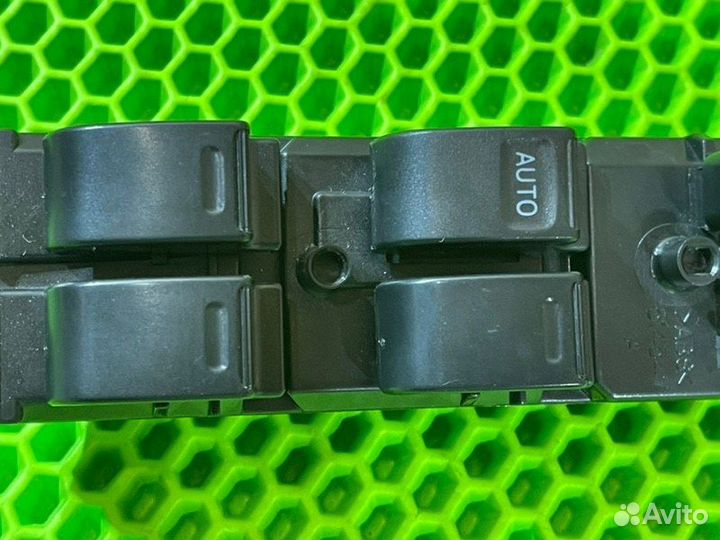 Выключатель стеклоподъемников передний левый