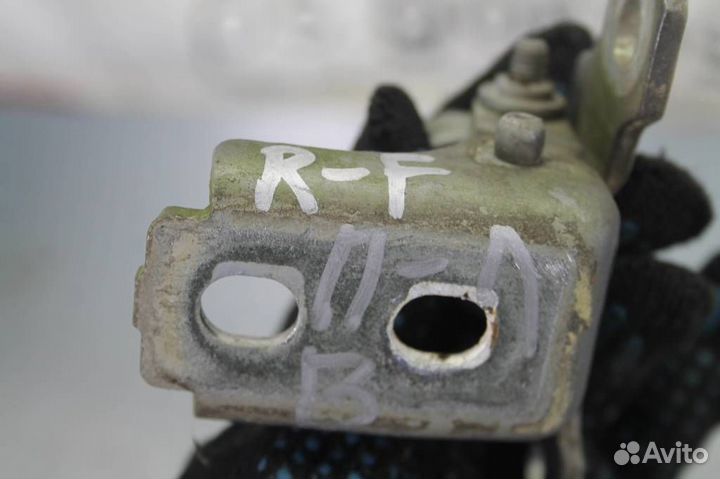 Петли двери передней левой Renault Fluence