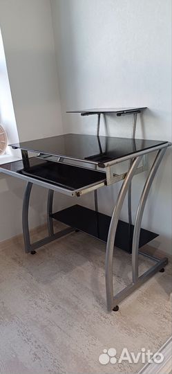 Компьютерный стол стеклянный
