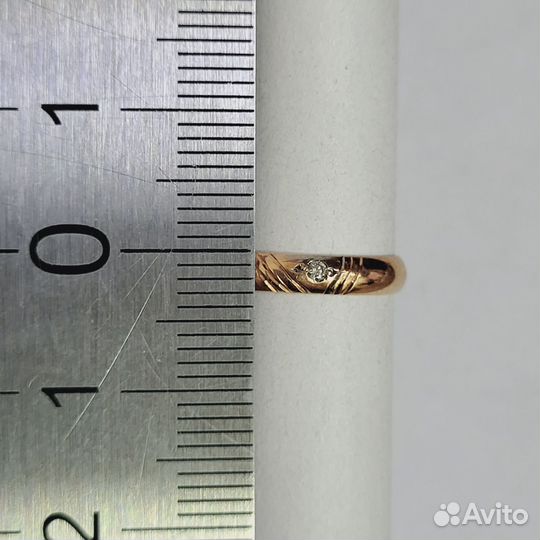 Золотое кольцо с бриллиантом