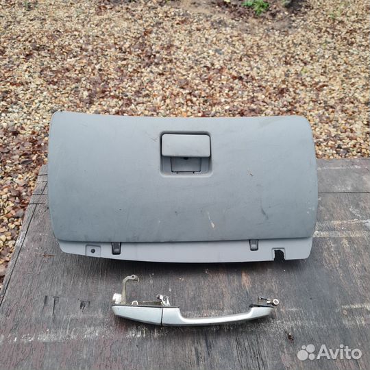 Бардачок и ручка двери