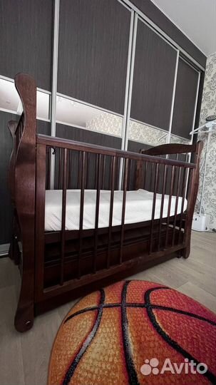 Детская кроватка с продольным маятником