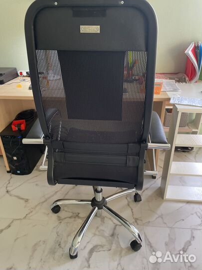 Офисное кресло